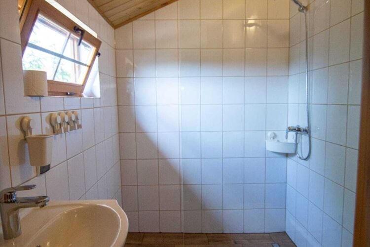 Comfortable Bungalow With A Covered Terrace, For 6 People, ミエンジズドロイェ エクステリア 写真